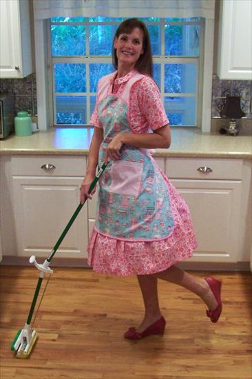 Gosposie - Kasia myje podłogę.jpg